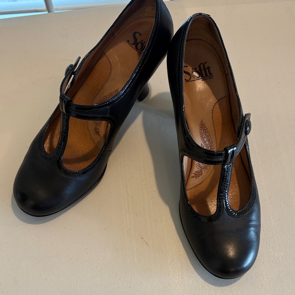 Soft Women's Nary Jane Style Black Leather T-Strap Heels, Size 8M